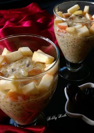 A picture of Dates raisins sabudana kheer served with chunk apples.
