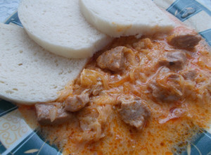 Szegedi gulyás házi knédlivel recept fotója