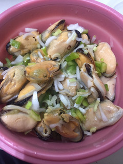 Una foto de Mejillones con cebolleta y pimientos