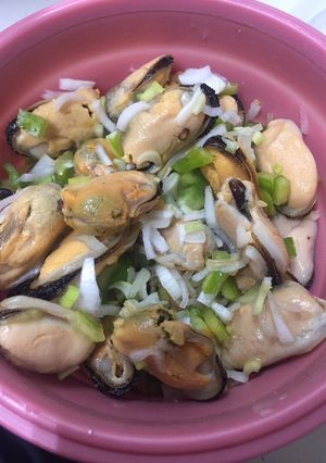 Foto principal de Mejillones con cebolleta y pimientos