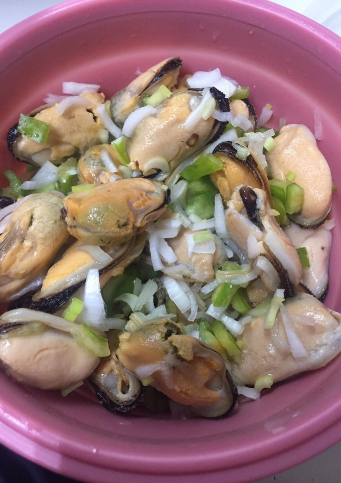 Una foto de Mejillones con cebolleta y pimientos