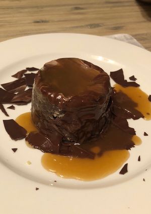 Foto resep Molten Lava Cake with Salted Caramel Sauce