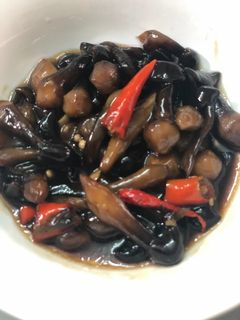 Hình của món Nấm mối đen kho tiêu.