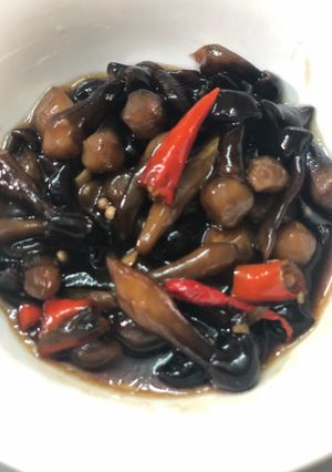 Hình của món Nấm mối đen kho tiêu.