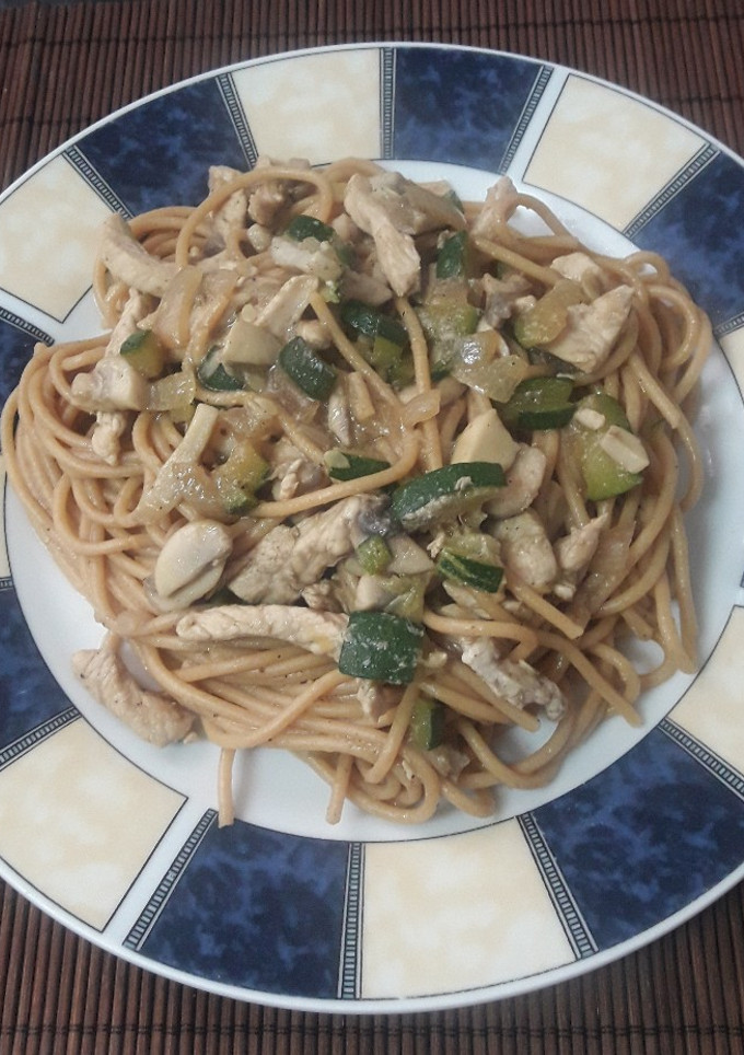 Una foto de Espaguetis con pollo y soja