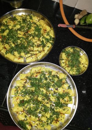 ખાંડવી કૂકર મા બનાવેલી રેસીપી મુખ્ય ફોટો