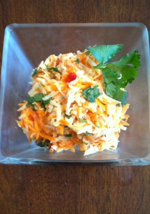 Una foto de Ensalada de jícama y zanahoria