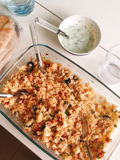 Una foto de Cuscús vegetal y salsa tzatziki