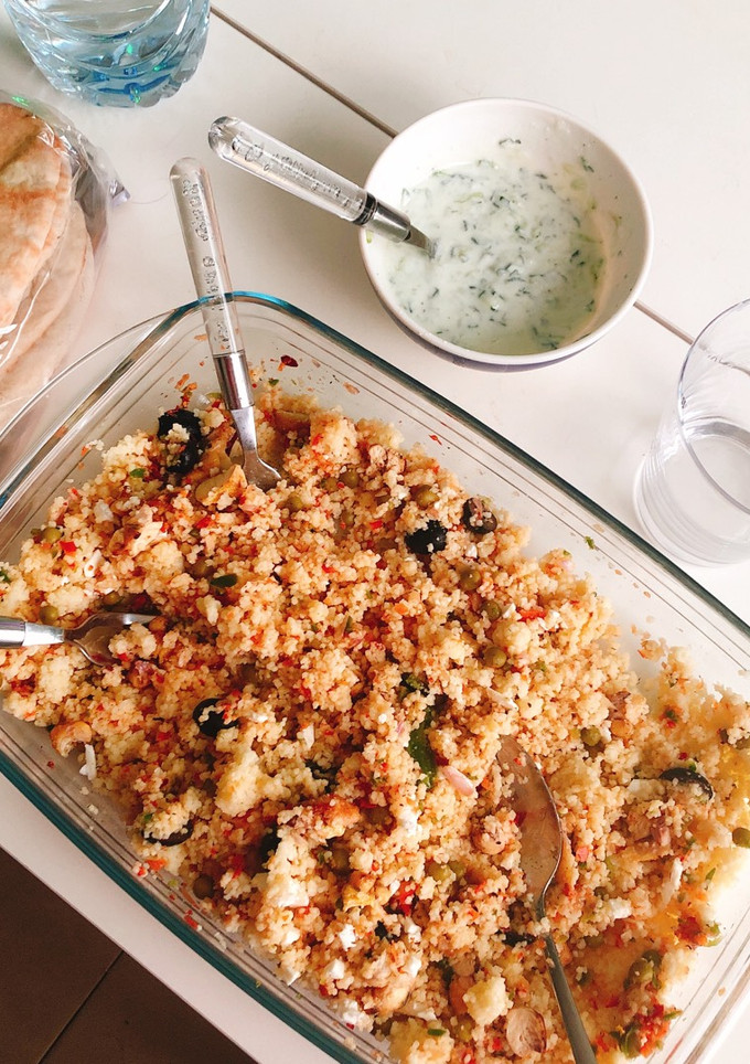 Una foto de Cuscús vegetal y salsa tzatziki