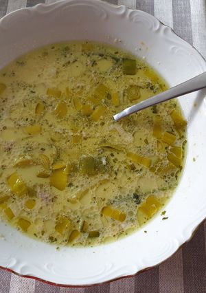 Sajtos-póréhagymás leves darált hússal recept fotója