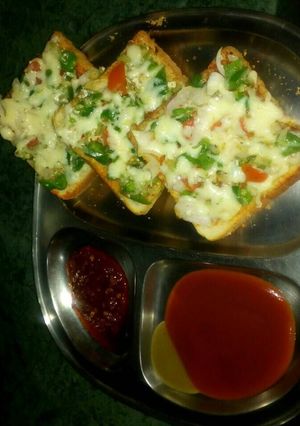 ब्रेड पिज़्ज़ा (Bread Pizza recipe in hindi) रेसिपी मुख्य फोटो