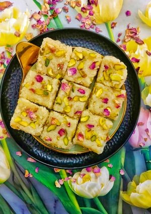 नारियल बर्फी (सिर्फ 10 मिनट में) (Coconut Burfi) रेसिपी मुख्य फोटो