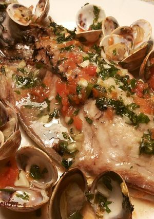 Foto principal de Jurel de sangre al horno, con jugos de almejas y tomates