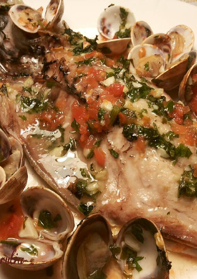 Una foto de Jurel de sangre al horno, con jugos de almejas y tomates
