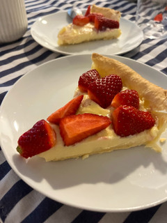 Una foto de Tarta de fresas con crema pastelera facilísima