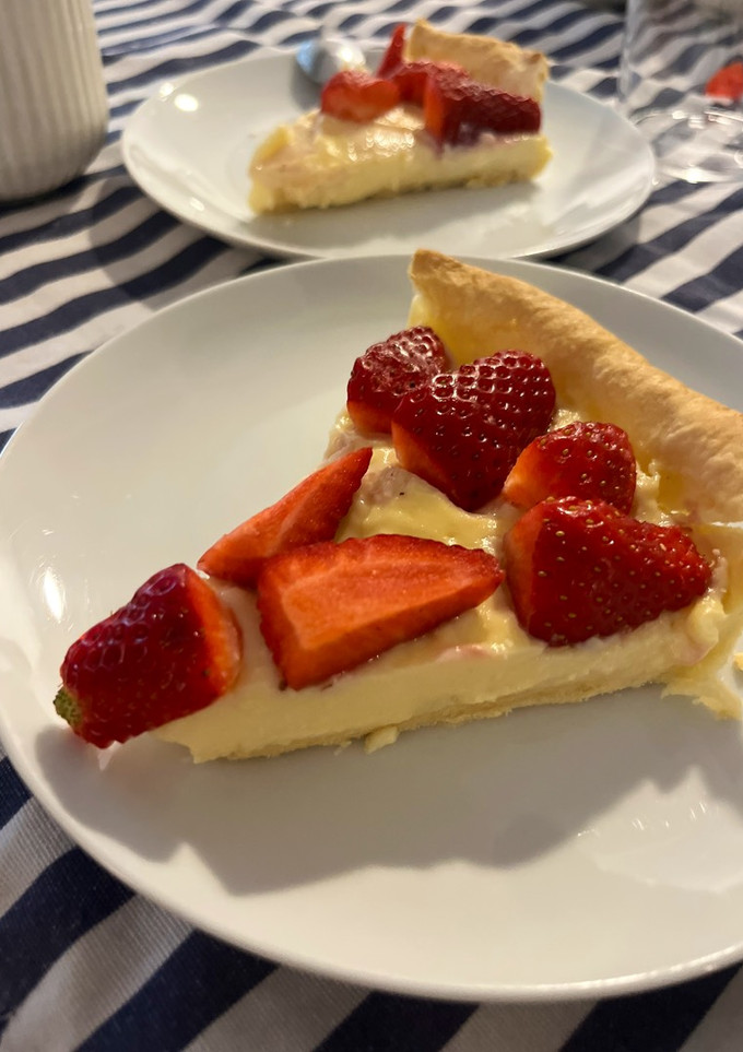 Una foto de Tarta de fresas con crema pastelera facilísima