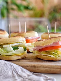 Una foto de 🥖PAN en 10 minutos SIN HORNO Hecho en la Sartén + 2 Sándwiches🥪