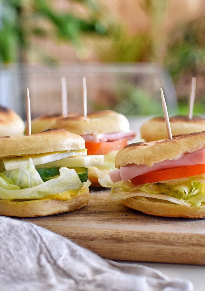Una foto de 🥖PAN en 10 minutos SIN HORNO Hecho en la Sartén + 2 Sándwiches🥪
