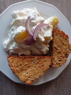 Lilahagymás majonézes krumplisaláta (fasírttal) recept fotója