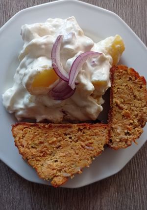 Lilahagymás majonézes krumplisaláta (fasírttal) recept fotója