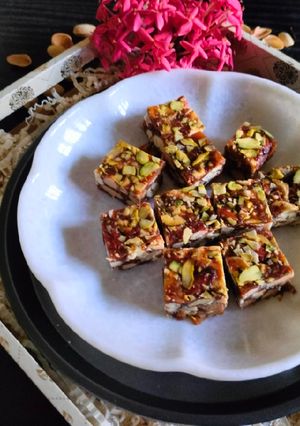 ખજૂર ડ્રાયફ્રુટસ પાક (Khajoor Dryfruits Paak Recipe In Gujarati) રેસીપી મુખ્ય ફોટો