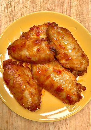 รูปของ CHICKEN WINGS WITH SPICY TOMATO SAUCE | ปีกไก่อบซอสมะเขือเทศ