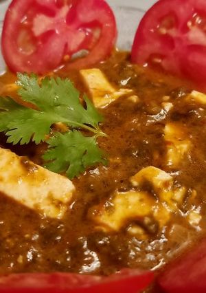 A picture of Palak paneer.