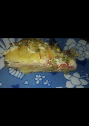 Una foto de Tortilla de papas con jamón, queso y tomate