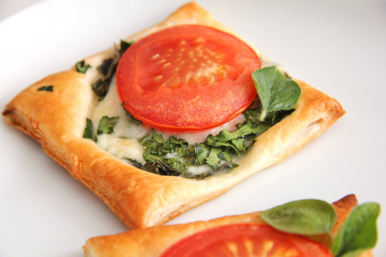 Kecskesajtos-paradicsomos párnácska recept recept fotó