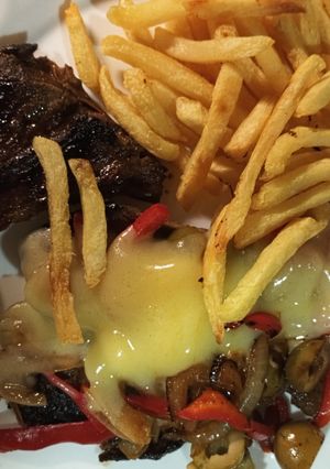 Una foto de Chivito light con papas crujientes