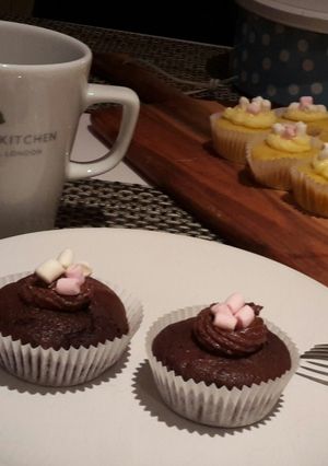 A picture of Vanilla and Chocolate Cupcakes.