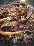 Tagliatelles de saucisses fumées aux carottes violettes et oignon rouge
