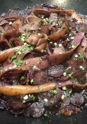 Une photo de Tagliatelles de saucisses fumées aux carottes violettes et oignon rouge