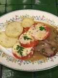 Jitomates con queso al horno con filetes al vino