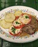Jitomates con queso al horno con filetes al vino