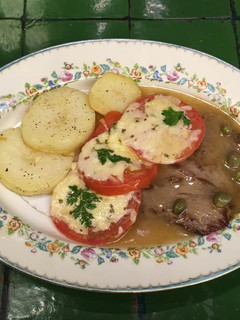 Una foto de Jitomates con queso al horno con filetes al vino