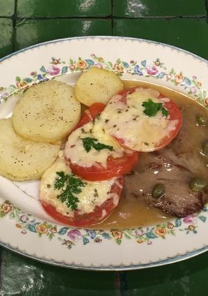 Una foto de Jitomates con queso al horno con filetes al vino