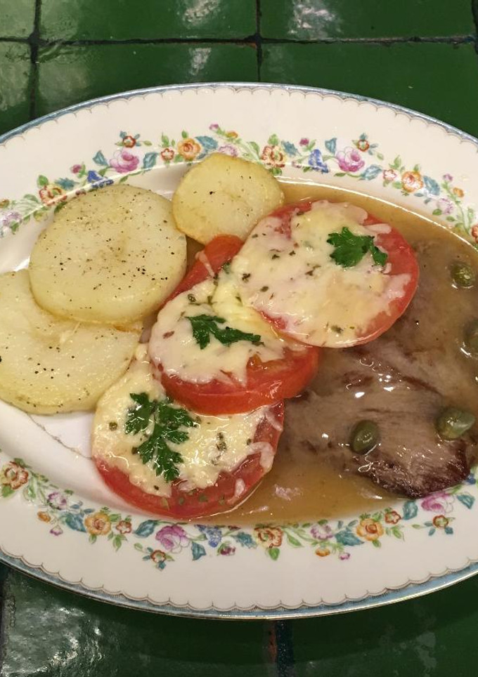 Una foto de Jitomates con queso al horno con filetes al vino