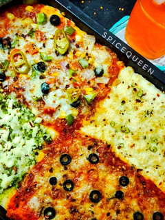 4 ઈન 1 પીઝા (4 in 1 pizza Recipe in Gujarati) રેસીપી મુખ્ય ફોટો