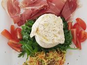 Una foto de burrata con tomate