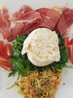 Una foto de Burrata de la casa