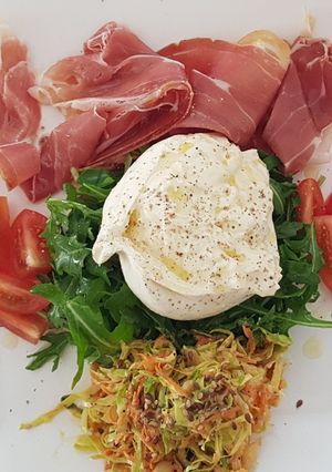 Una foto de Burrata de la casa