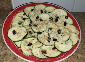 Una foto de Carpaccio de calabacín