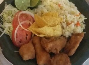 Una foto de Filete de pescado capeado acompañado con arroz a mi estilo!!😉