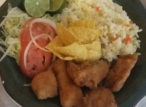Una foto de Filete de pescado capeado acompañado con arroz a mi estilo!!😉
