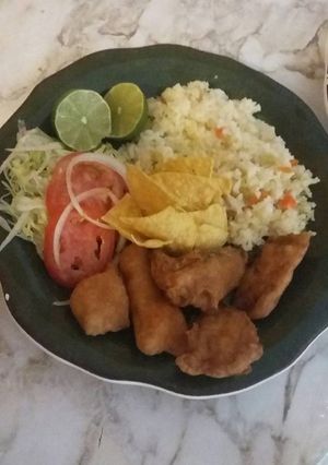Una foto de Filete de pescado capeado acompañado con arroz a mi estilo!!😉