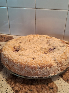 Una foto de Torta de frutos rojos con crumble de coco