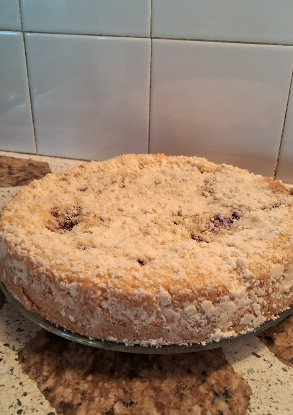 Una foto de Torta de frutos rojos con crumble de coco