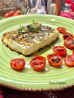 Foto di Feta in forno aromatizzata con pomodorini confit
