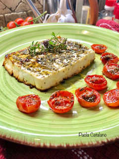 Foto di Feta in forno aromatizzata con pomodorini confit